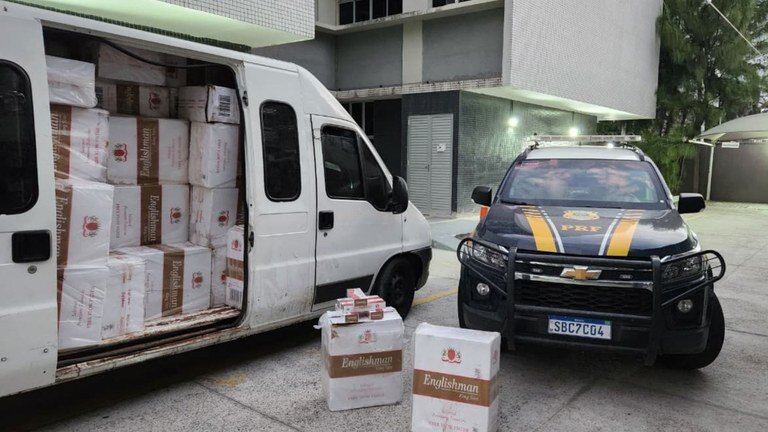PRF apreende 62 mil maços de cigarro contrabandeado em van na BR‑116, em Itaitinga
