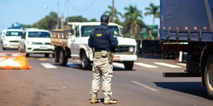 Veículo tomba e causa interdição no KM 16, na BR-116