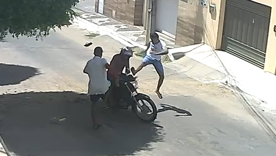 Idoso é derrubado de moto e tem veículo roubado à luz do dia em Sobral
