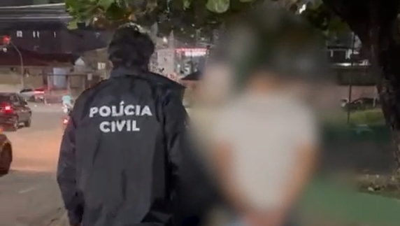 Trio é preso e 55 kg de drogas escondidas em freezer são apreendidas em Fortaleza