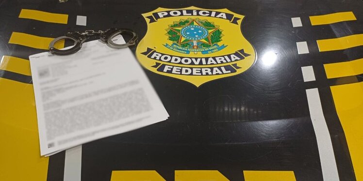 PRF prende dois foragidos da Justiça em rodovias federais no Ceará