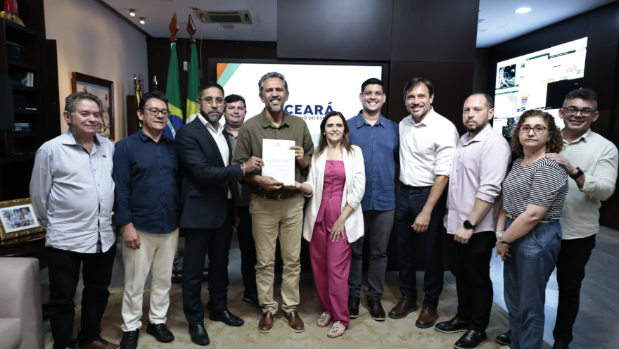 Elmano anuncia envio de mensagem do piso do magistério à ALECE e garante concurso em 2026