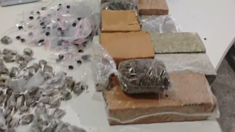 Após denúncia anônima, PM apreende quase 7 kg de drogas em imóvel abandonado