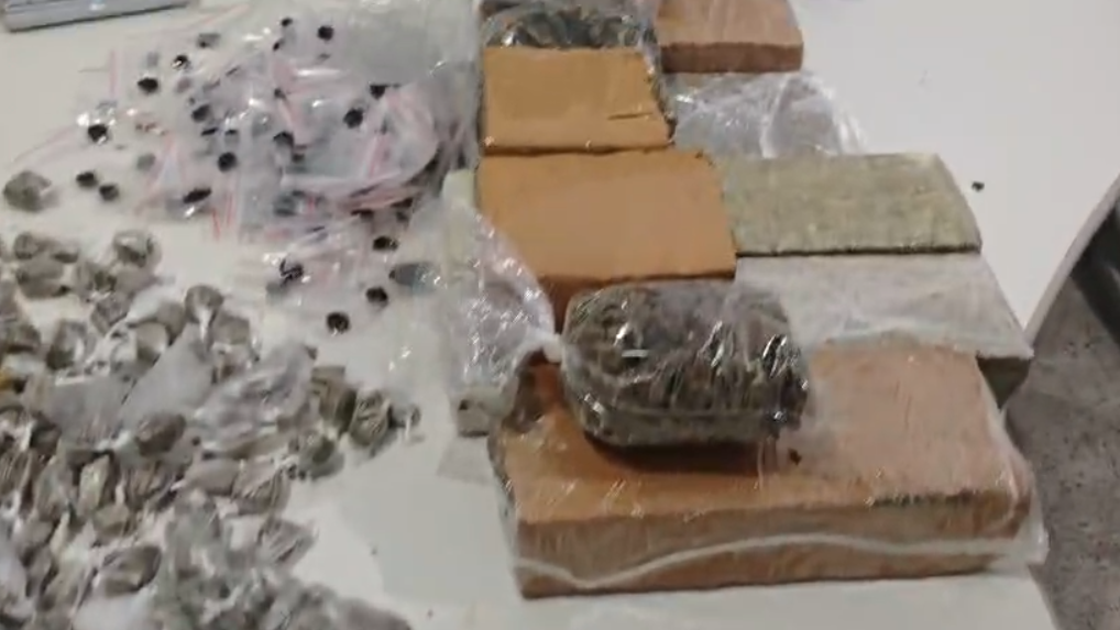 Após denúncia anônima, PM apreende quase 7 kg de drogas em imóvel abandonado