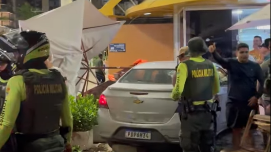 Acidente entre dois veículos termina com carro dentro de barraca em Fortaleza