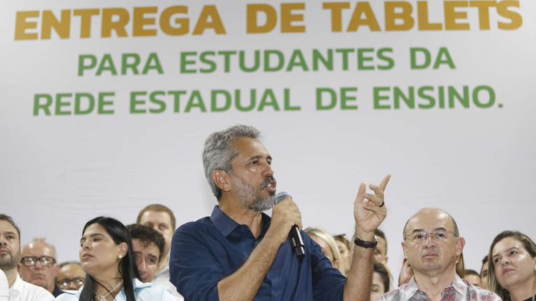 Elmano garante investimento para construção de estradas em Ipu