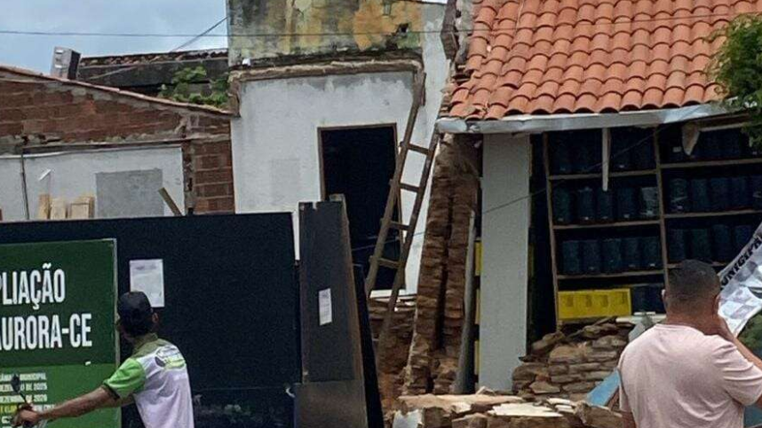 Parte do muro da Câmara de Aurora desaba e deixa funcionária ferida