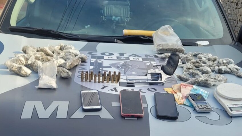 Cotam prende dupla com arma e maconha durante operação no Conjunto Ceará
