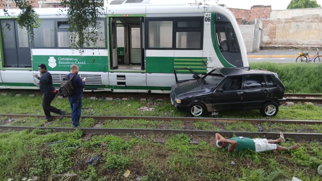 Carro avança passagem de nível e colide com VLT em Sobral; motorista tem ferimentos leves