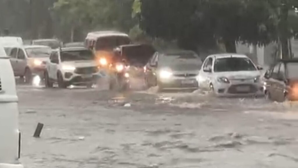 Fortalezense enfrenta alagamentos após temporal com raios e trovões
