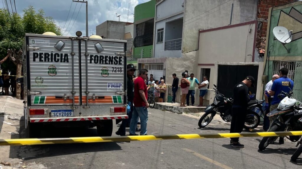 Filho morre e pai fica ferido após ataque a tiros dentro de residência