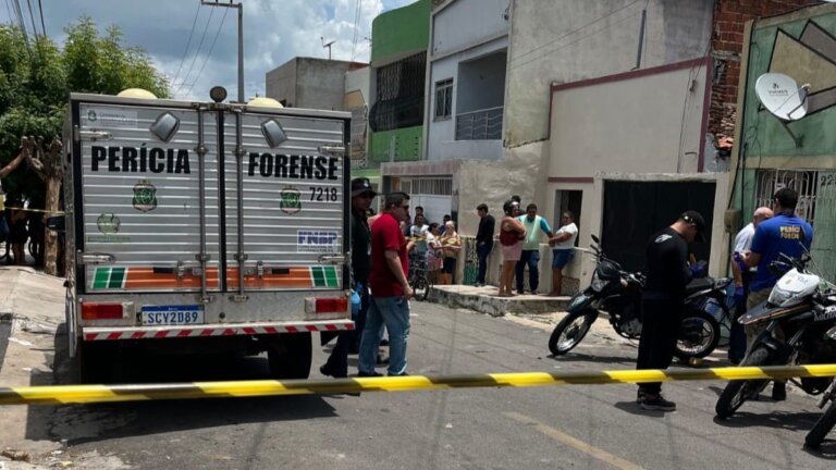 Filho morre e pai fica ferido após ataque a tiros dentro de residência