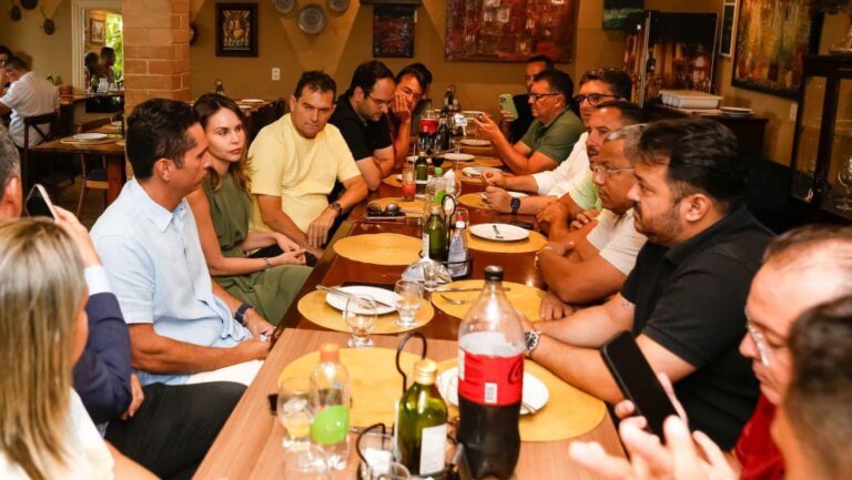 Domingos Neto reúne vereadores e lideranças para fortalecer projetos em Fortaleza