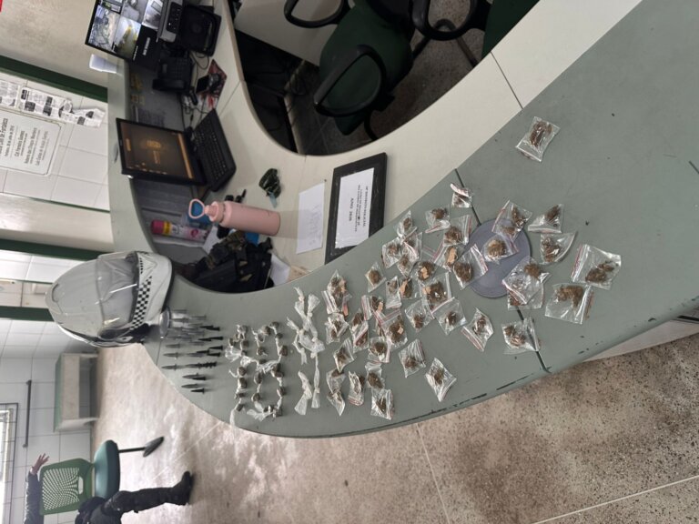 PM encontra drogas às margens de lagoa em área conhecida por tráfico em Fortaleza