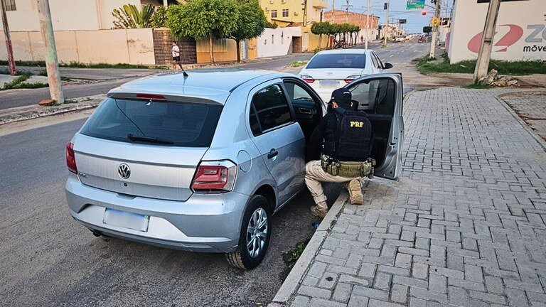 PRF recupera dois veículos com registros criminais no sul do Ceará