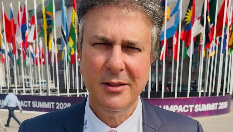 Camilo discute uso da inteligência artificial em missão oficial na Índia