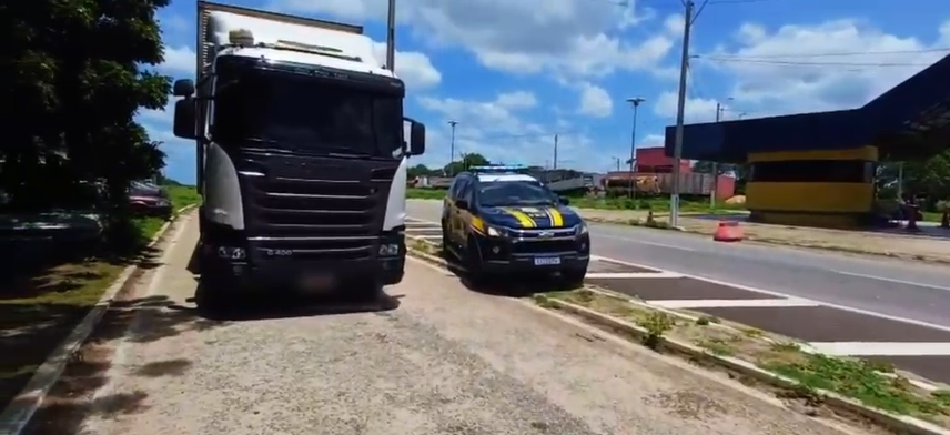 Caminhoneiro sob efeito de cocaína é preso após atropelar motociclista e fugir na BR-116