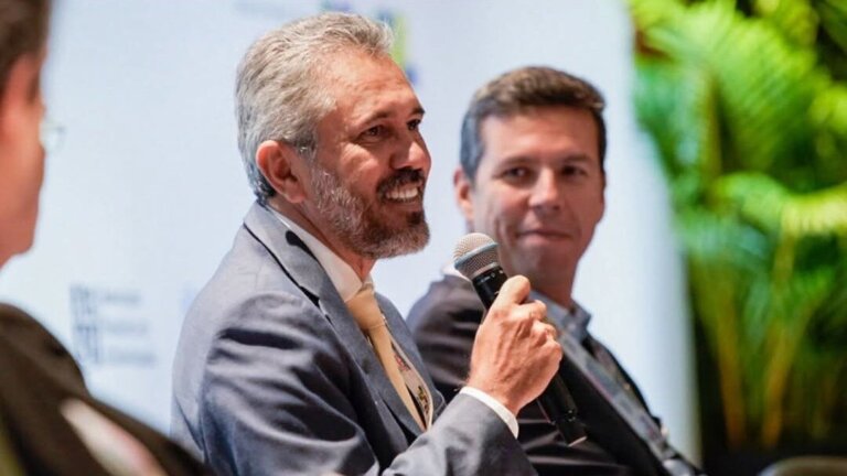 Governador Elmano diz não temer adversários e defende disputa baseada em projetos