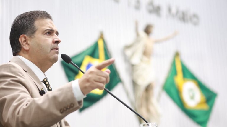 Felipe Mota protocola pedido de CPI para investigar tráfico humano