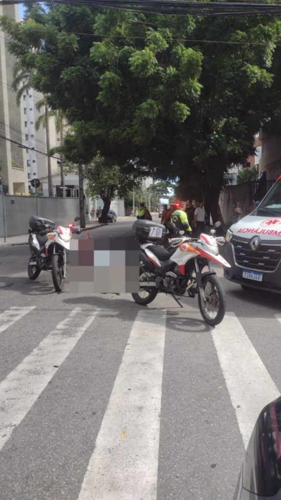 Motociclista por aplicativo morre após colisão com ônibus no Meireles