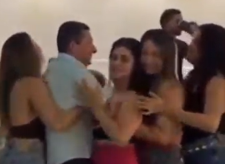 Ex-prefeito condenado por estupro aparece livre em vídeo com mulheres
