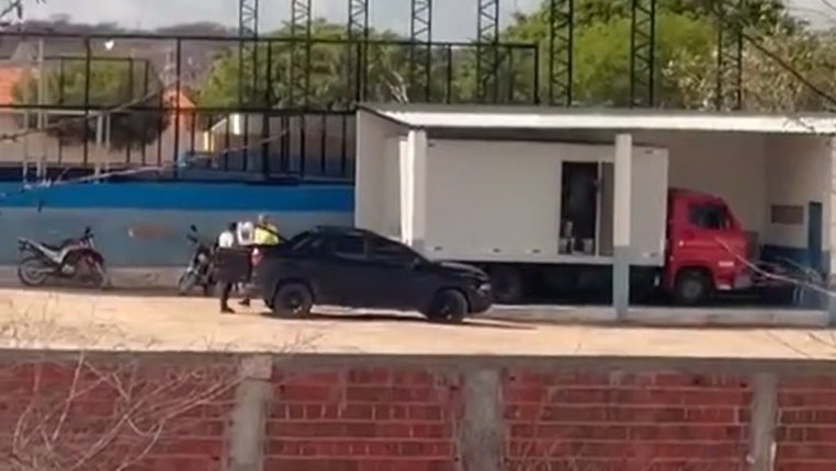 Polícia Civil apreende quase 3 mil litros de combustível em caminhão em Potiretama