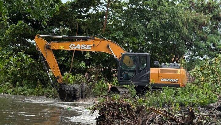 Prefeitura de Caucaia faz limpeza de canal como parte das ações preventivas para quadra chuvosa