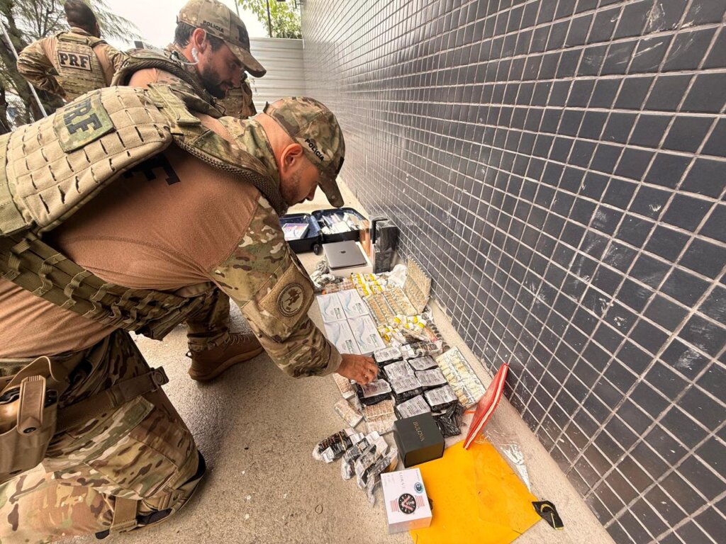 Trio é detido com anabolizantes e eletrônicos escondidos em carro na BR-116, em Chorozinho