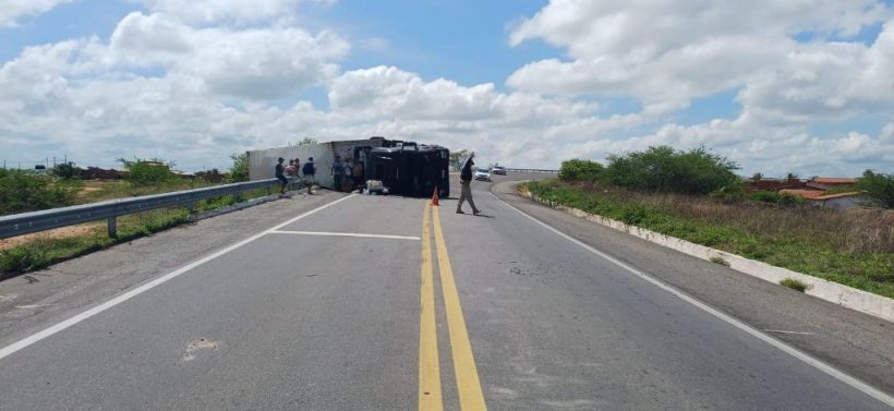 Caminhão perde controle em curva, sai da pista e tomba na BR-116