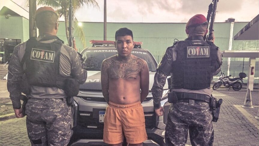 Homem é preso com drogas, arma e dinheiro em espécie no bairro Aracapé, em Fortaleza