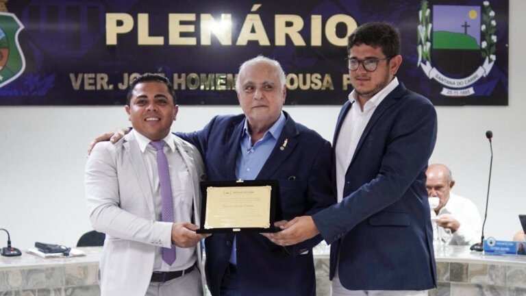Roberto Pessoa recebe Comenda Beata Benigna Cardoso da Silva em Santana do Cariri