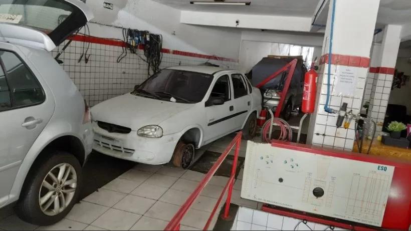 Proprietário de autopeças é preso por posse de veículo adulterado, em Fortaleza
