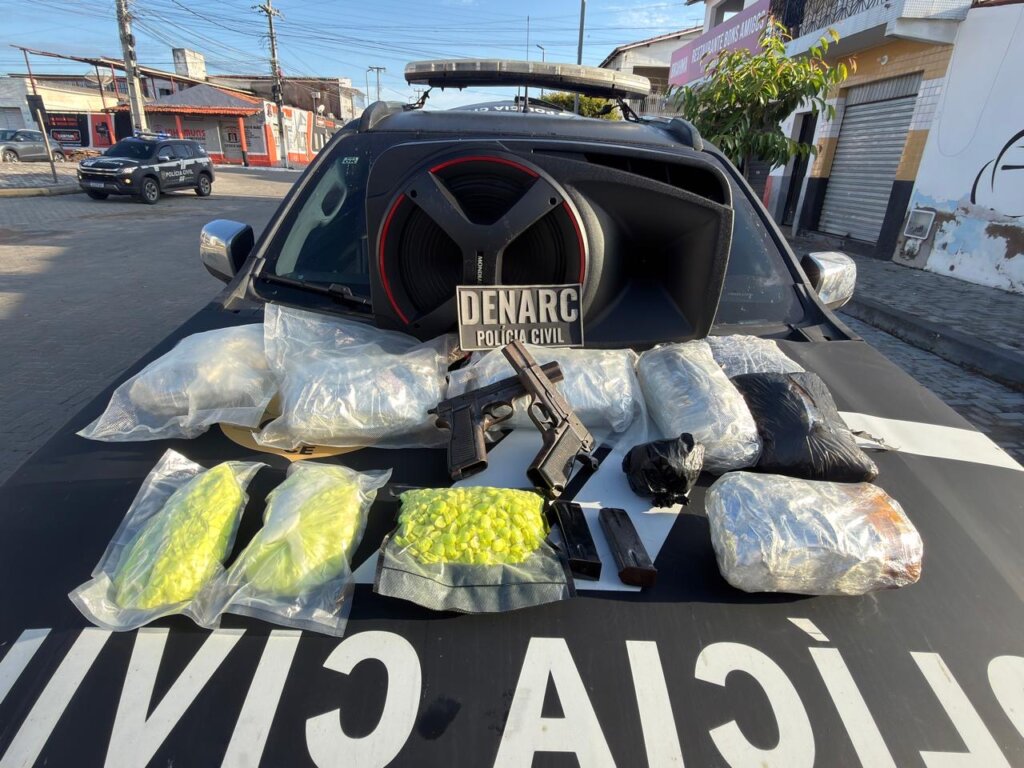 Denarc apreende drogas sintéticas, maconha e armas em ônibus no interior do Ceará