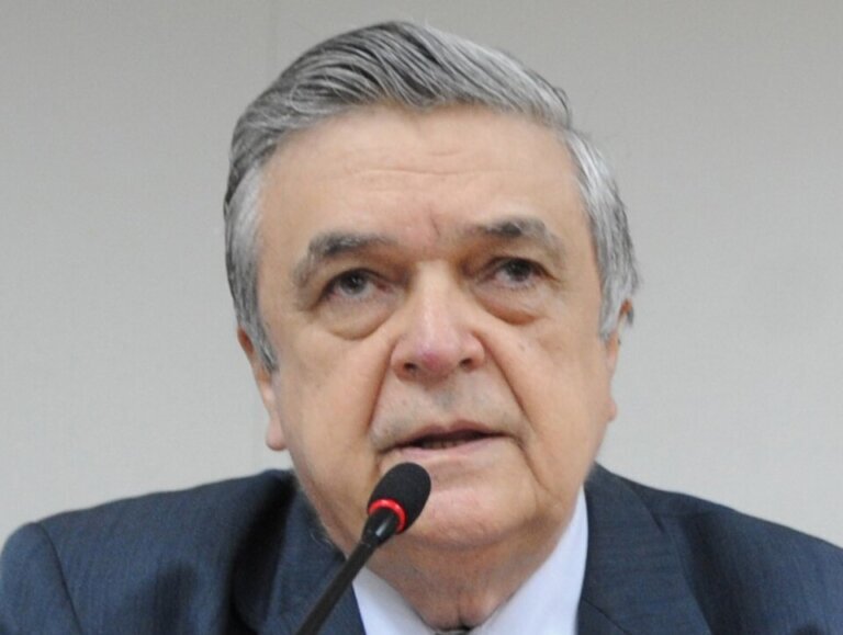 Morre ex-deputado federal Ariosto Holanda aos 87 anos