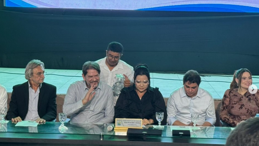 Cid Gomes mantém apoio a Júnior Mano ao Senado mesmo após denúncia