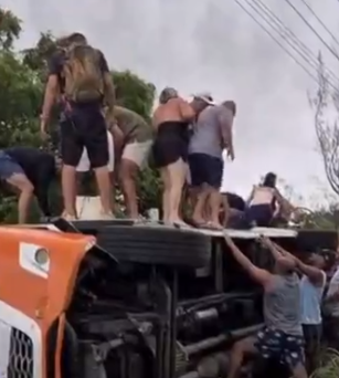 Ônibus que seguia para Canoa Quebrada tomba na CE-040 com 37 passageiros
