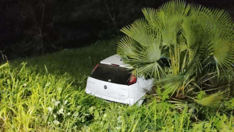 Carro descontrolado, cai de ponte e deixa duas pessoas feridas em Sobral