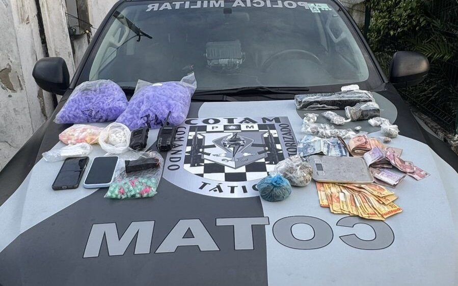 Homem é drogas são apreendidas em “boca de fumo” em frente a escola da Serrinha