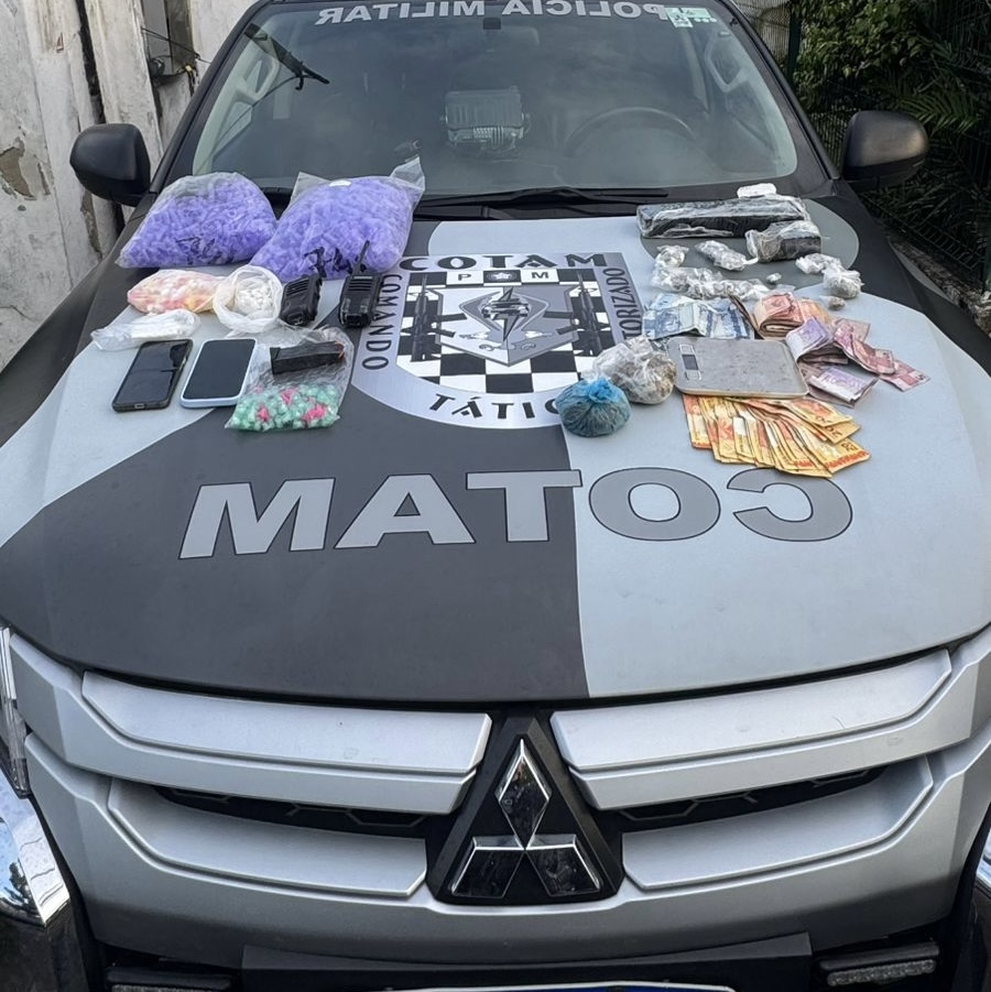 Homem é drogas são apreendidas em “boca de fumo” em frente a escola da Serrinha