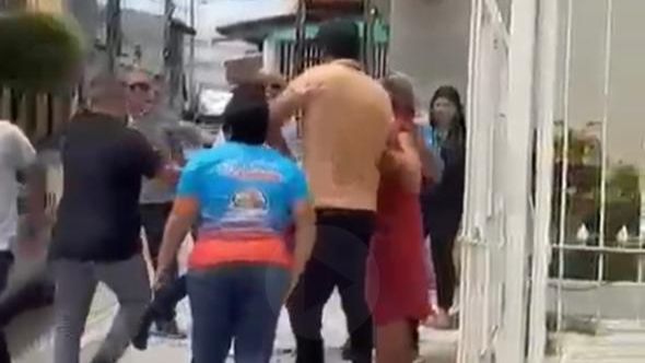 Vereadores de Fortaleza trocam empurrões durante confusão em rua do Planalto Airton Senna