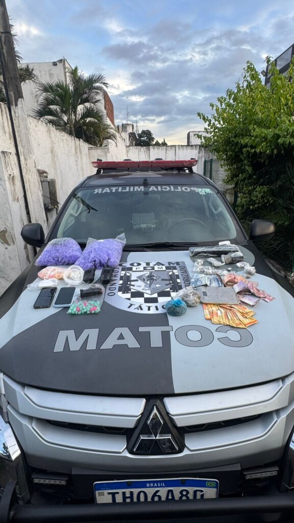 Homem é drogas são apreendidas em “boca de fumo” em frente a escola da Serrinha