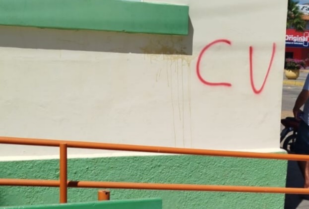 Prefeitura de Jaguaruana amanhece pichada com sigla de facção criminosa