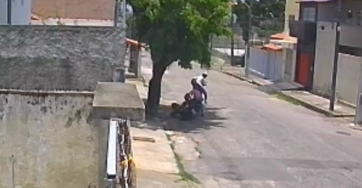 Motociclista por aplicativo é agredida durante assalto na Aerolândia, em Fortaleza