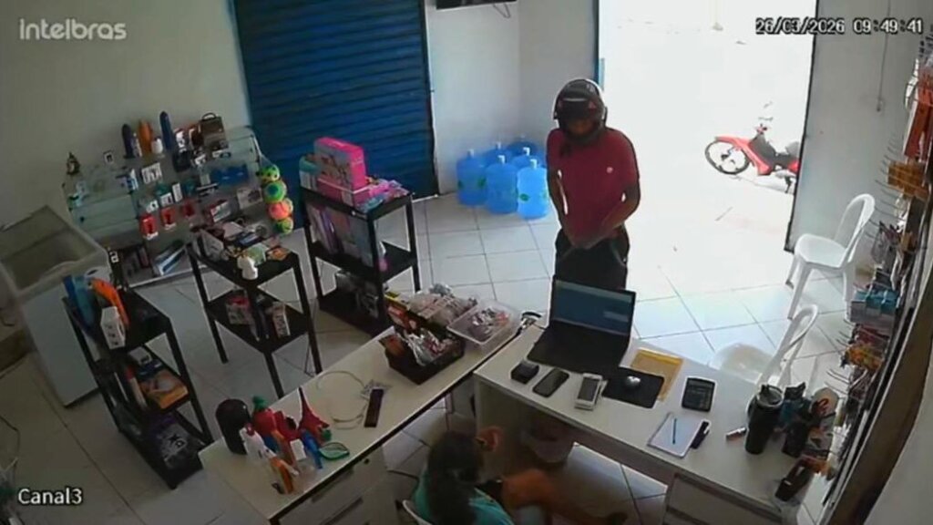 Assalto em comércio de Tianguá é flagrado por câmeras; polícia busca suspeito