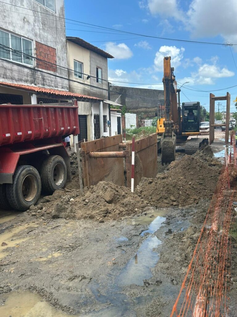 Prefeitura realiza visita técnica em obras de saneamento no Conjunto Metropolitano, em Caucaia
