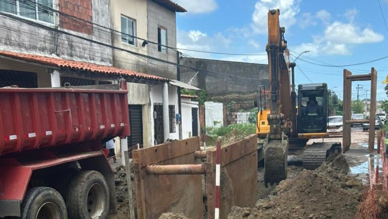 Prefeitura realiza visita técnica em obras de saneamento no Conjunto Metropolitano, em Caucaia