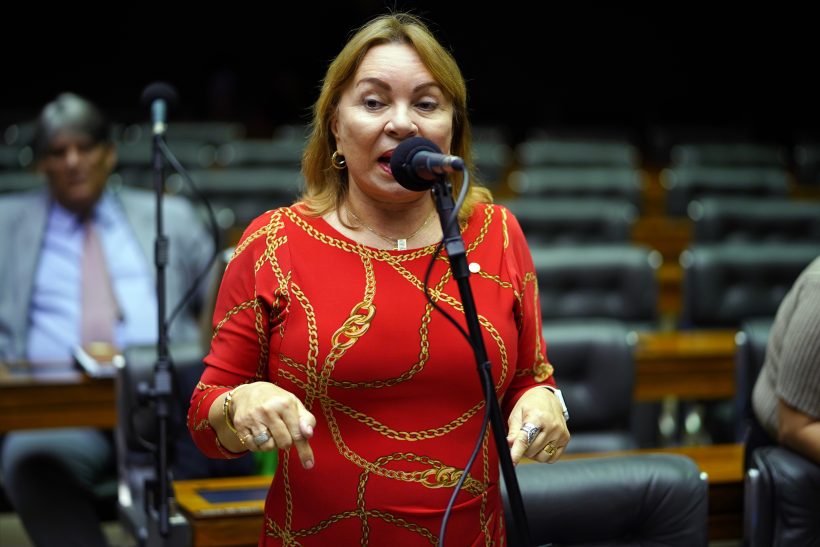 André Mendonça flexibiliza cautelares de Gorete Pereira em inquérito sobre o INSS