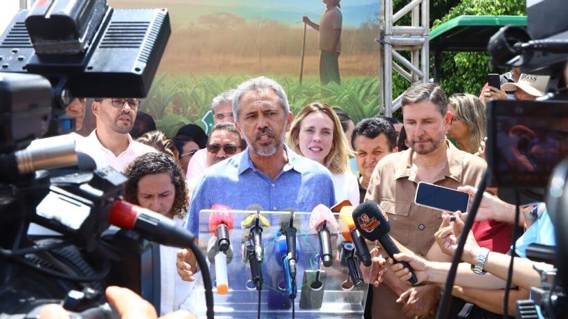 Governador Elmano defende adoção de medidas efetivas para baixar preços dos combustíveis