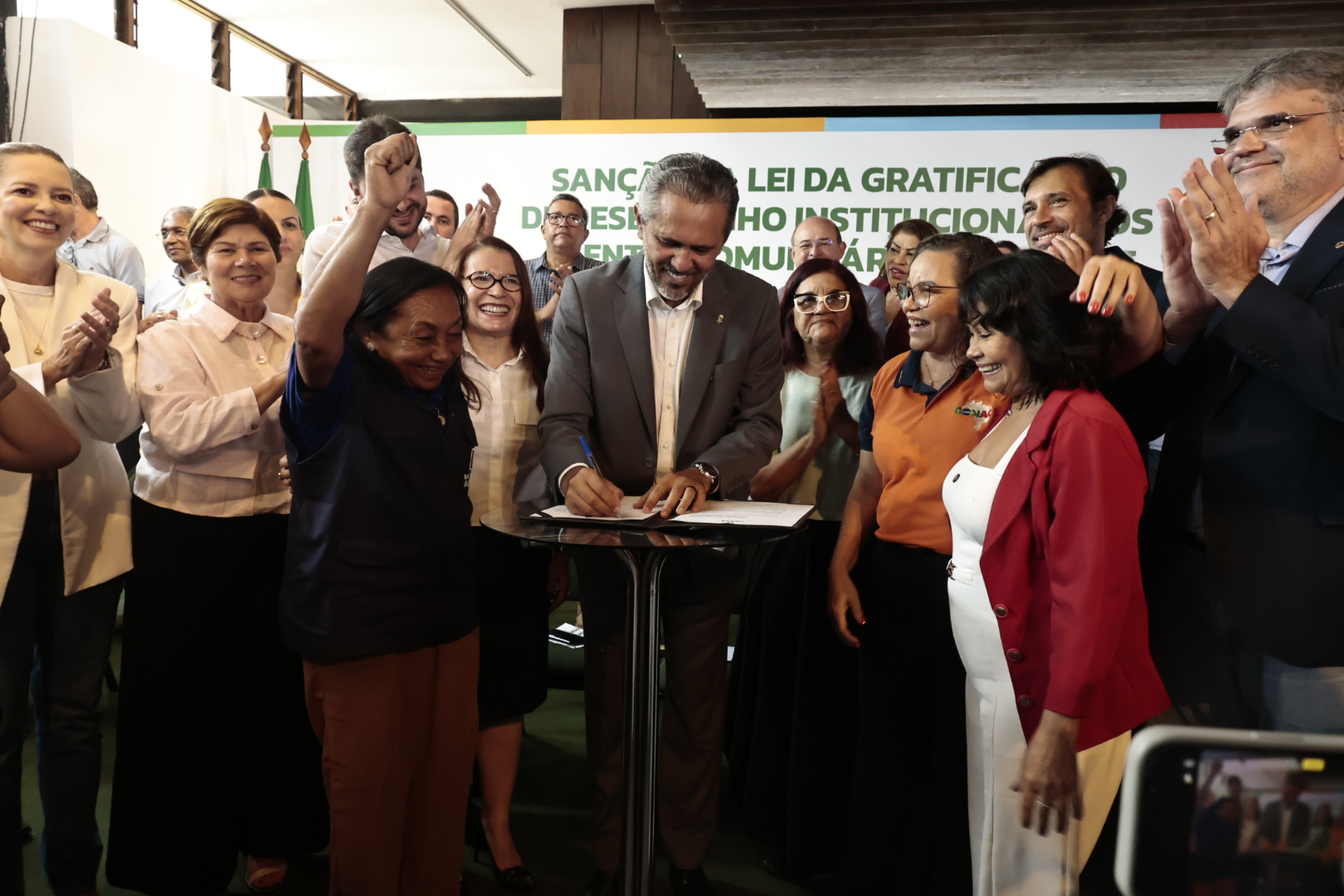 Governador Elmano sanciona lei que garante gratificação aos agentes comunitários de saúde