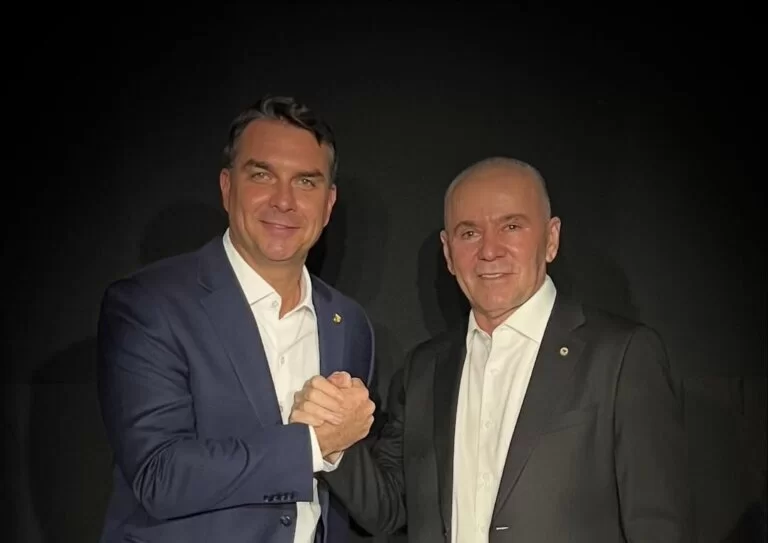 Flávio Bolsonaro e Valdemar Costa Neto lançam candidatura de Alcides Fernandes ao Senado